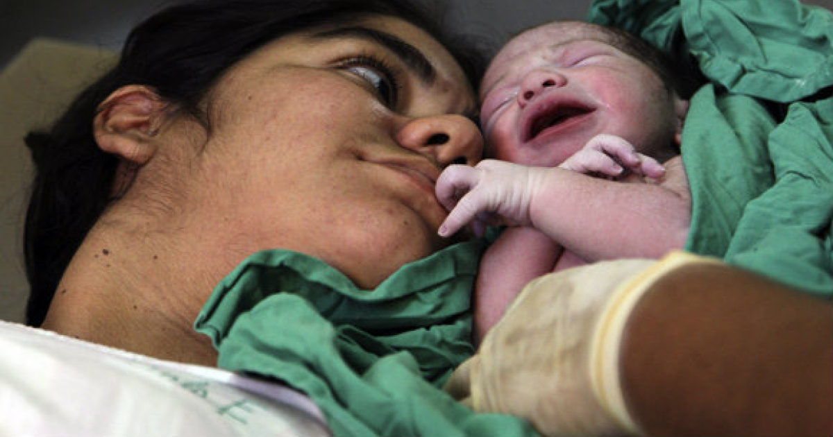Madre cubana junto a su bebé recién nacido © Ladyrene Pérez/ Cubadebate