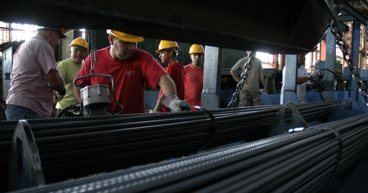 Trabajadores de una planta de acero en Cuba © Trabajadores / René Pérez Massola