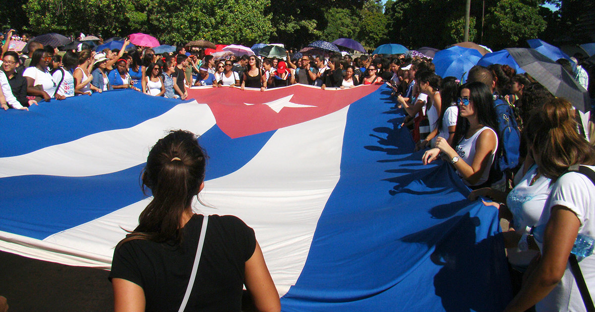 Estudiantes manteando la bandera cubana © CiberCuba