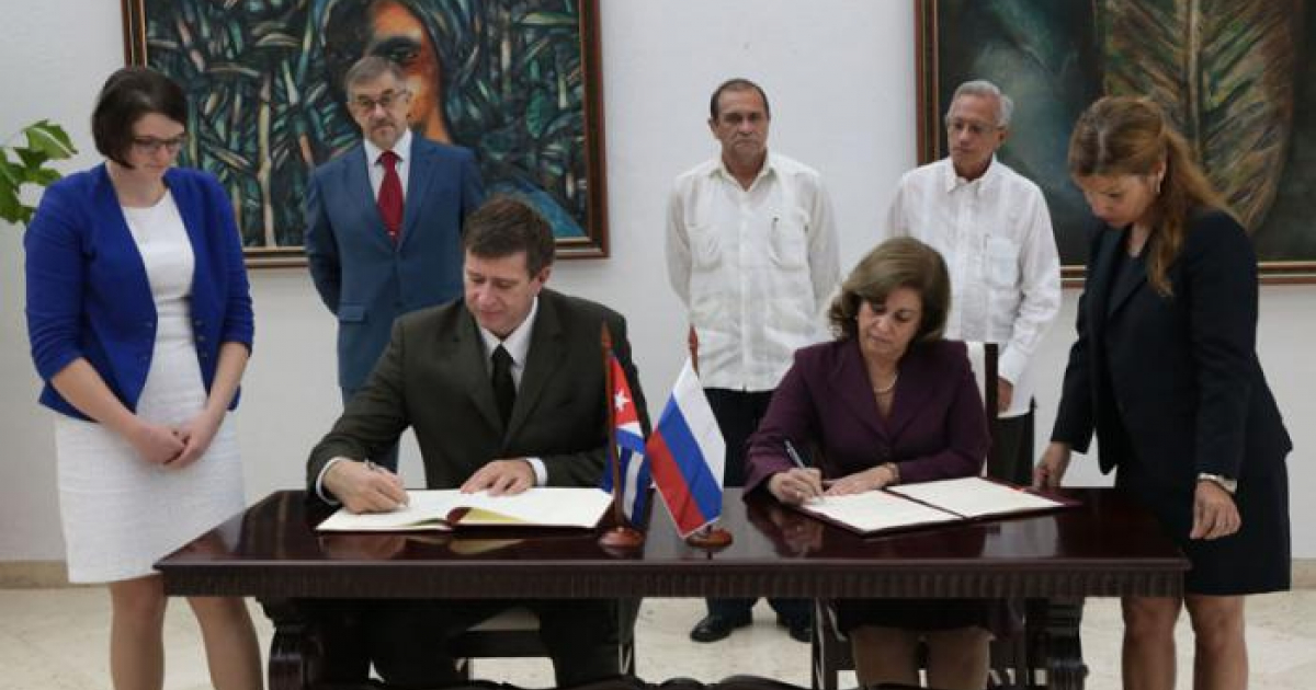 María Esther Reus y Alexander Vladimirovich Konovalov firmando el acuerdo © Granma / Yaimí Ravelo