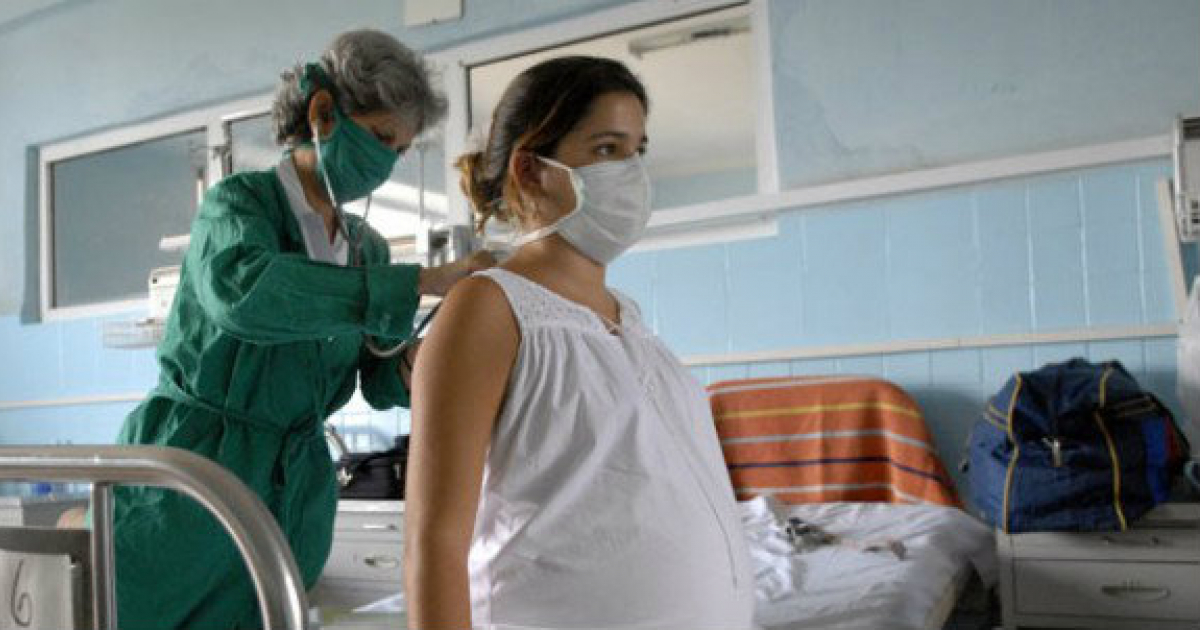 Una médico atendiendo a una embarazada en un hospital de Cuba © Cubadebate / Roberto Suárez
