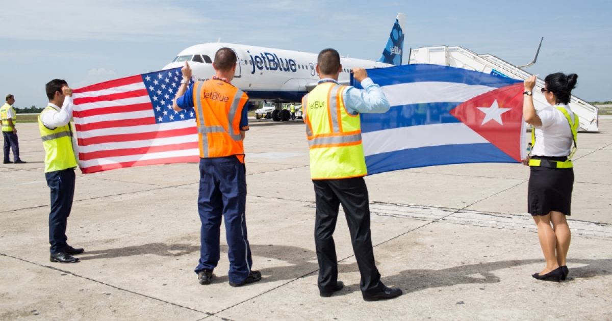 Trabajadores de aeropuerto cubano recibiendo aerolínea de EEUU © Business Wire