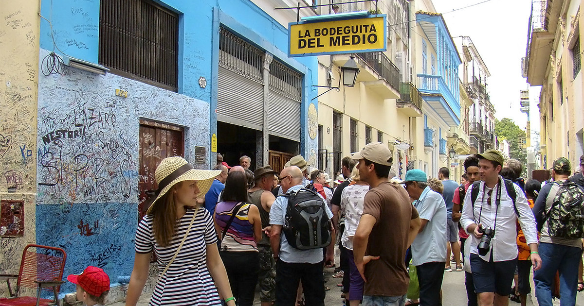 Turistas extranjeros visitando las calles de La Habana © CiberCuba