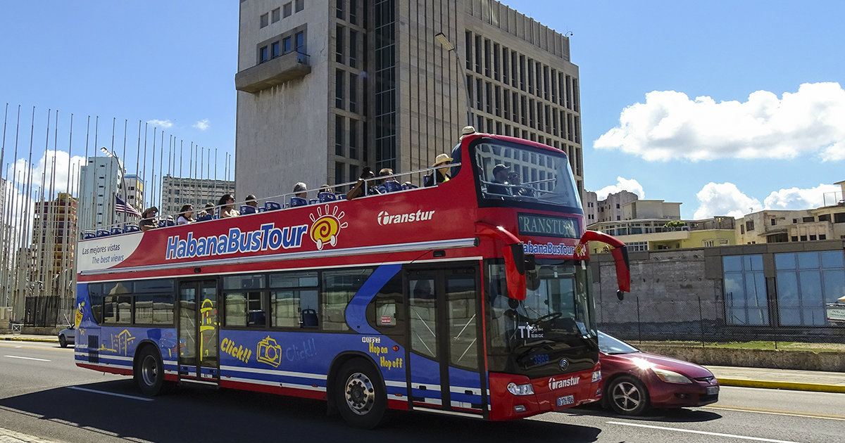 Autobús turístico paseando por las calles de la capital cubana © CiberCuba