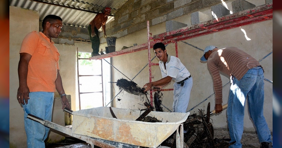 Operarios cubanos en las labores de construcción de una vivienda © Juventud Rebelde / Abel Rojas