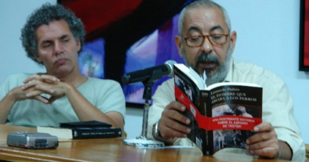 A la derecha, el escritor Leonardo Padura © Cubadebate