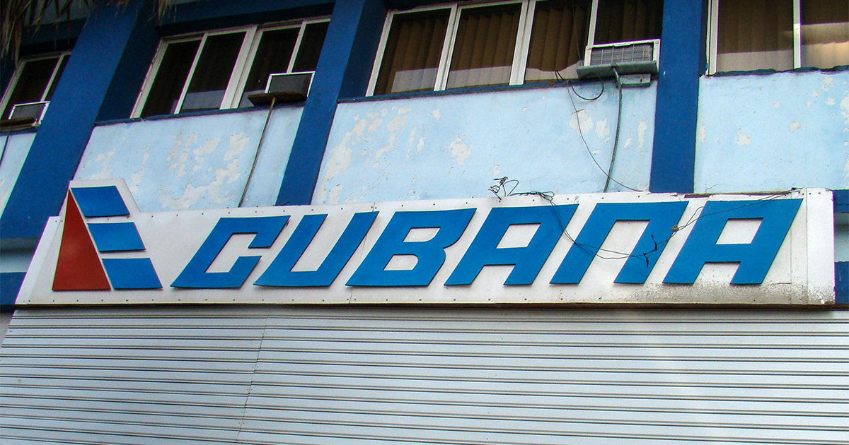 Cartel de la aerolínea estatal Cubana de Aviación. © CiberCuba