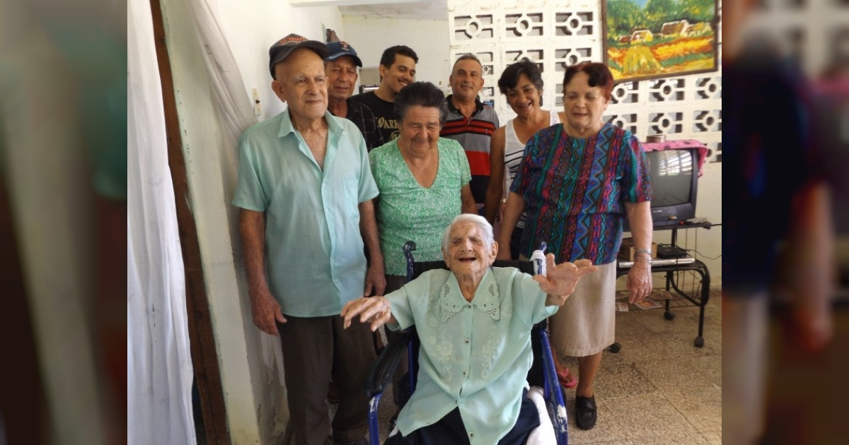 Mujer cubana celebra su cumpleaños 100 © Radio Santa Cruz/ Raúl Reyes Rodríguez