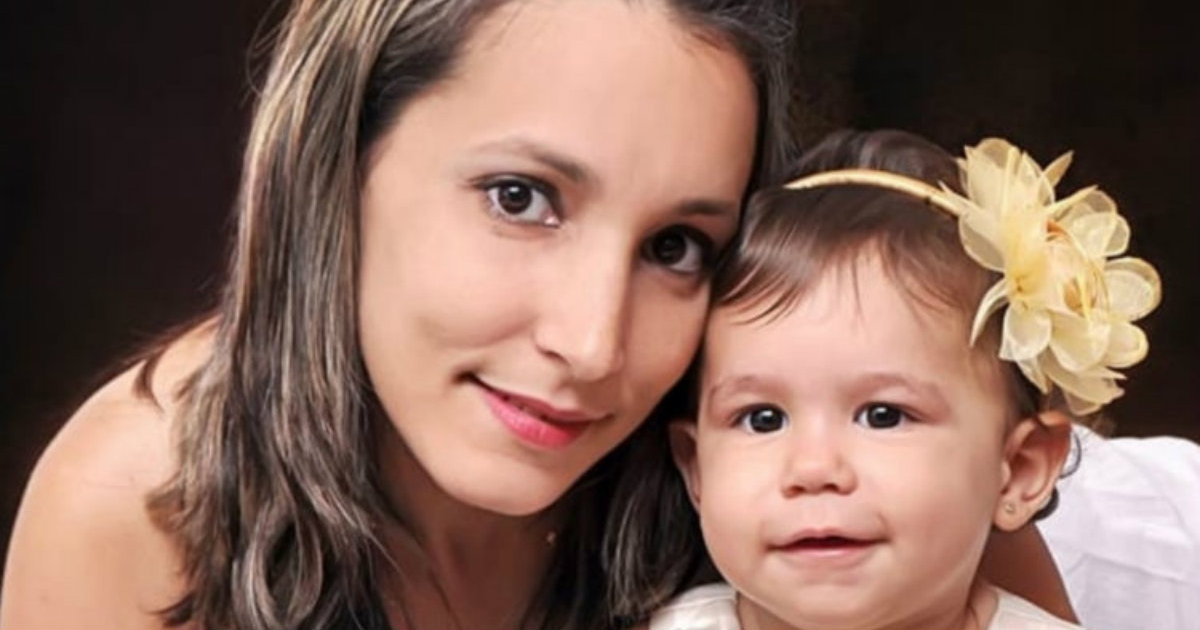 La doctora cubana Mónica Leyva, junto a sus bebé, Alexia. © César Hidalgo Torres / Facebook