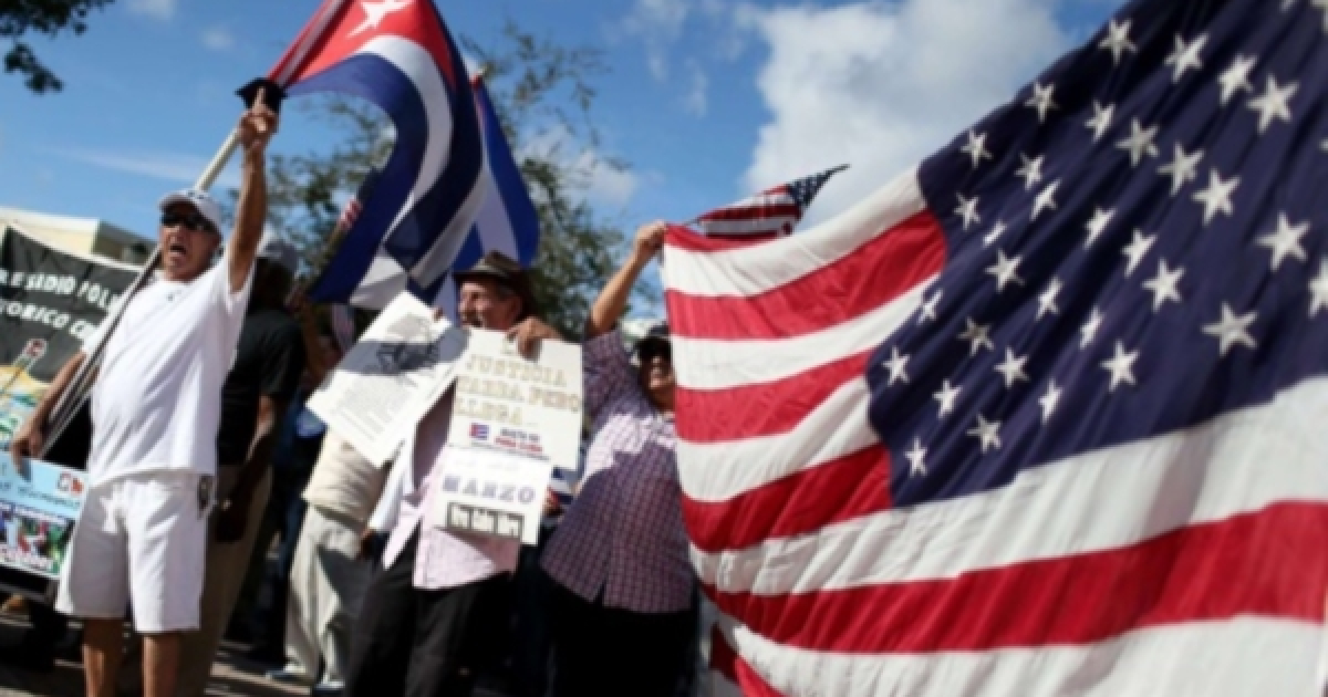 Imagen de un grupo de cubanoamericanos durante una marcha © Cubanet