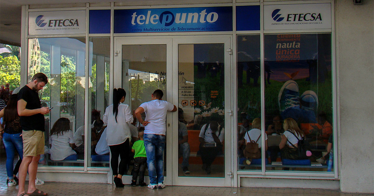 Cubanos conectándose a Internet en un tienda de ETECSA © CiberCuba