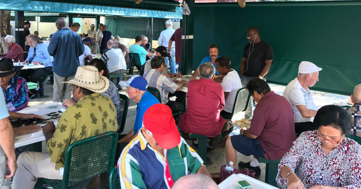 Ciudadanos cubanos en el Parque del Dominó en Miami © CiberCuba