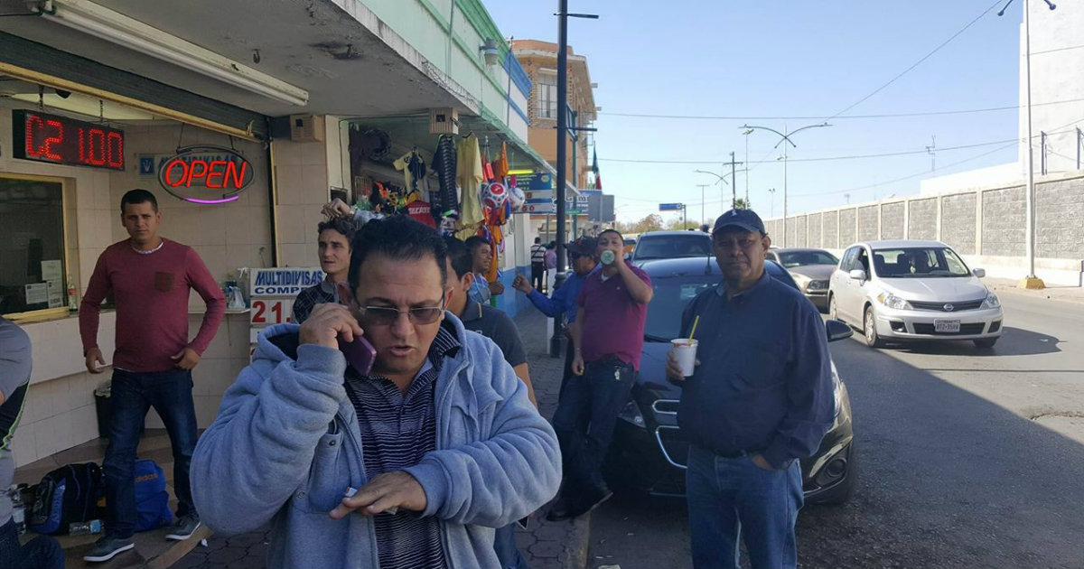 Grupo de cubanos varados en las calles de Nuevo Laredo © Facebook / Sergio Acosta Peña