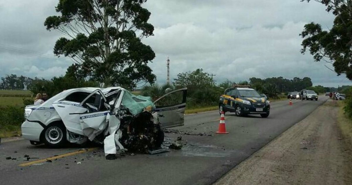 Auto siniestrado en el que viajaban los migrantes cubanos en Brasil © Polícia Rodoviária Federal (PRF)