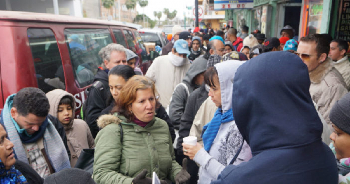 Cubanos varados en Tamaulipas pidiendo ayuda en las calles © gaceta.mx