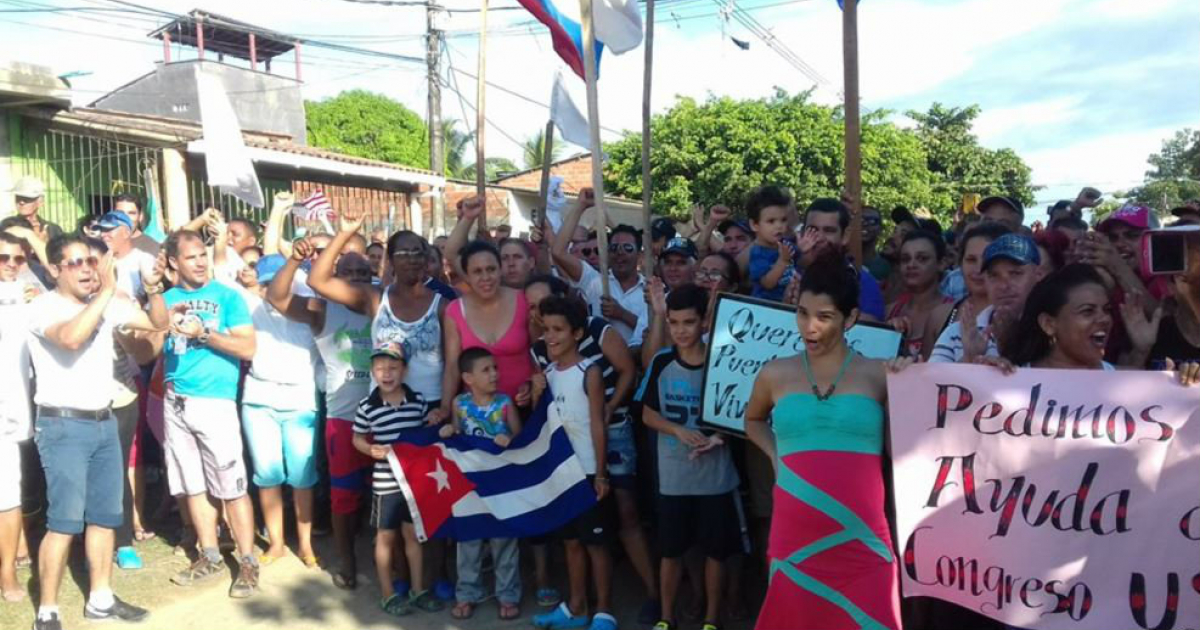 Cubanos varados en Turbo protestando contra las autoridades migratorias © Facebook / Pachy Pachy