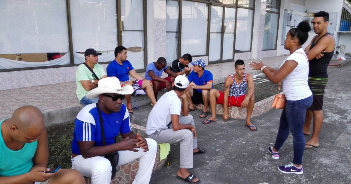 Migrantes cubanos conversan en un albergue de Panamá © Yusnaby Post