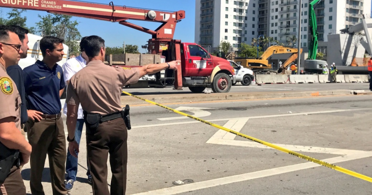 El congresista Carlos Curbelo, en la zona del derrumbe del puente en Miami. © Twitter / @RepCurbelo