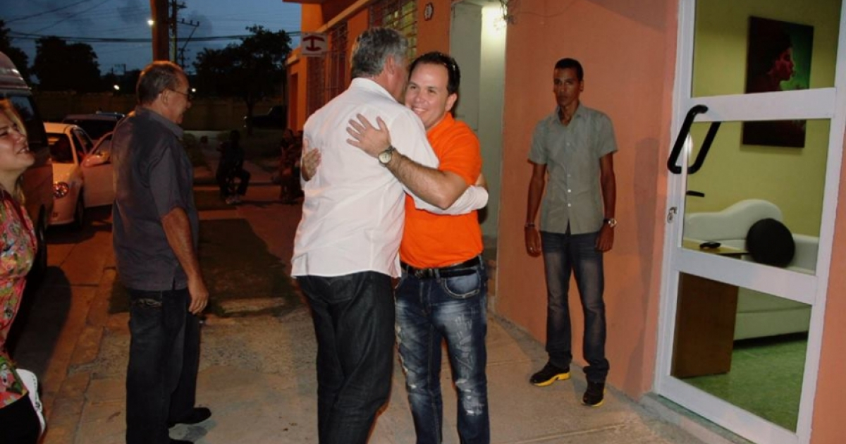 Cuscó Tarradell, de Tele Turquino, abraza a Miguel Díaz-Canel. © Cuscó Tarradell/ Facebook