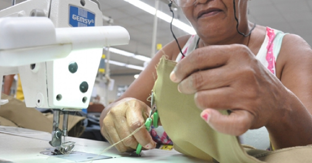 Uniformes en Cuba © Rey López