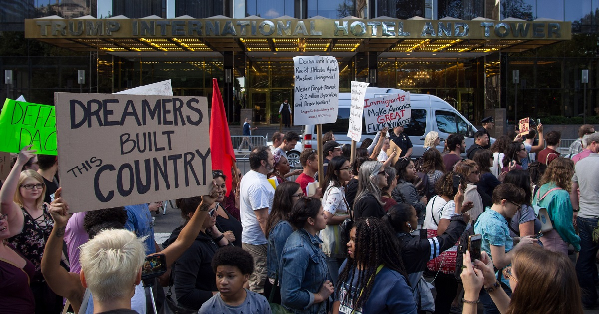 Dreamers protestan frente a Torre Trump © Wikimedia Commons/Rhododendrites/Creative Commons