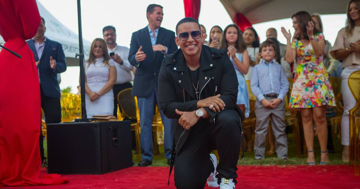 Daddy Yankee tras recibir su estrella en el Pase de la Fama de Puerto Rico © Daddy Yankee / Facebook