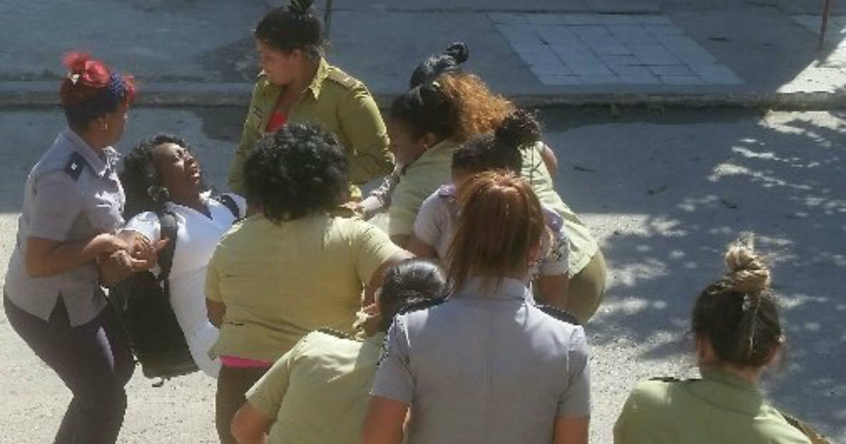 Detención arbitraria en Cuba: acoso a las Damas de Blanco. © Félix Llerena / Twitter