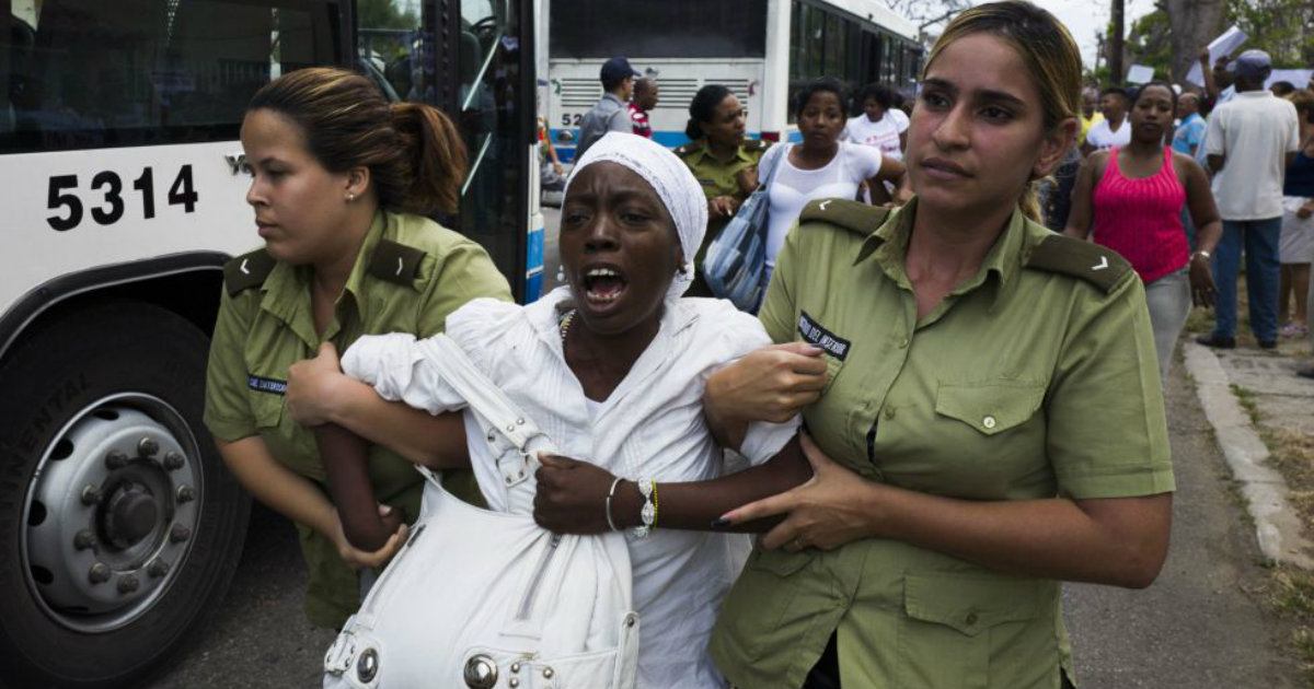 Detención de una Dama de Blanco. © Damasdeblanco.org