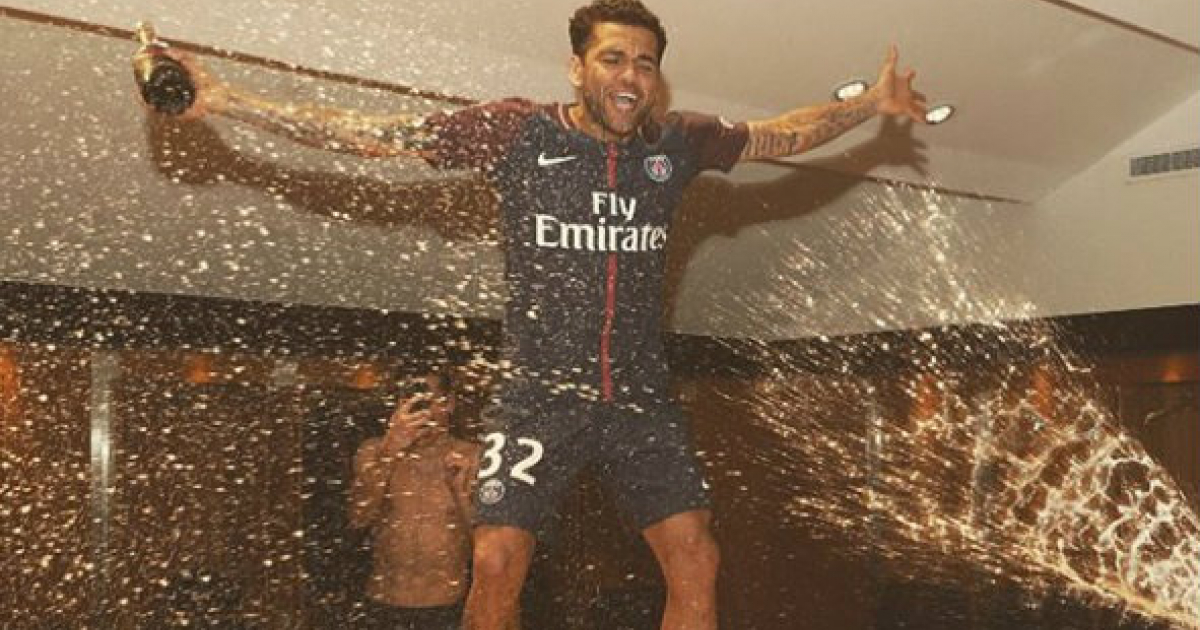 Dani Alves celebra con una botella de champagne la liga ganada con el PSG © Instagram / Dani Alves