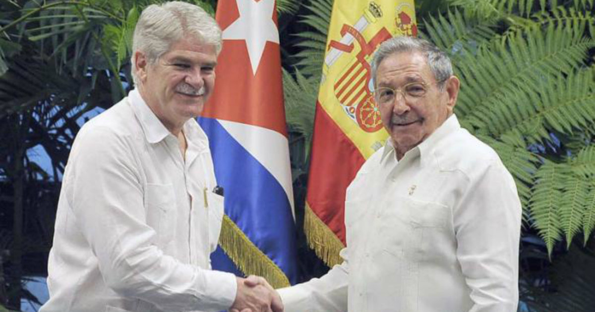 El ministro de Exteriores español, junto a Raúl Castro. © Granma