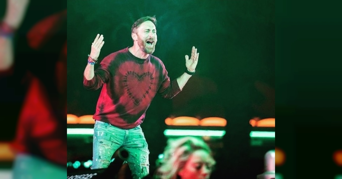 David Guetta levantando los brazos durante un concierto © Instagram / David Guetta