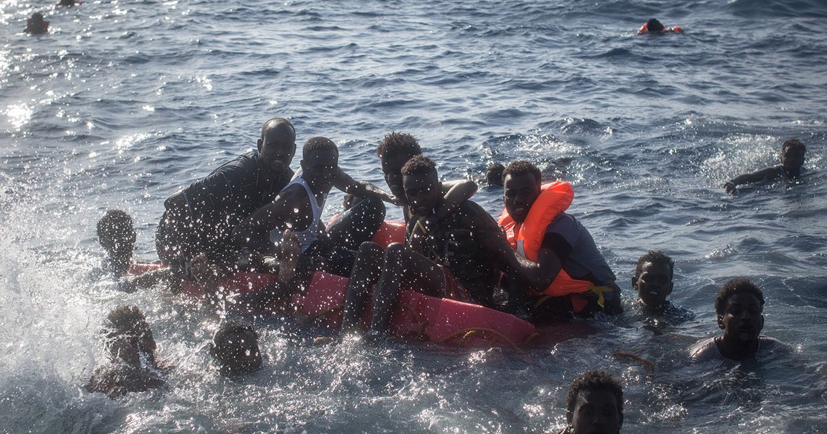 Migrantes africanos en el agua © MOAS/Twitter
