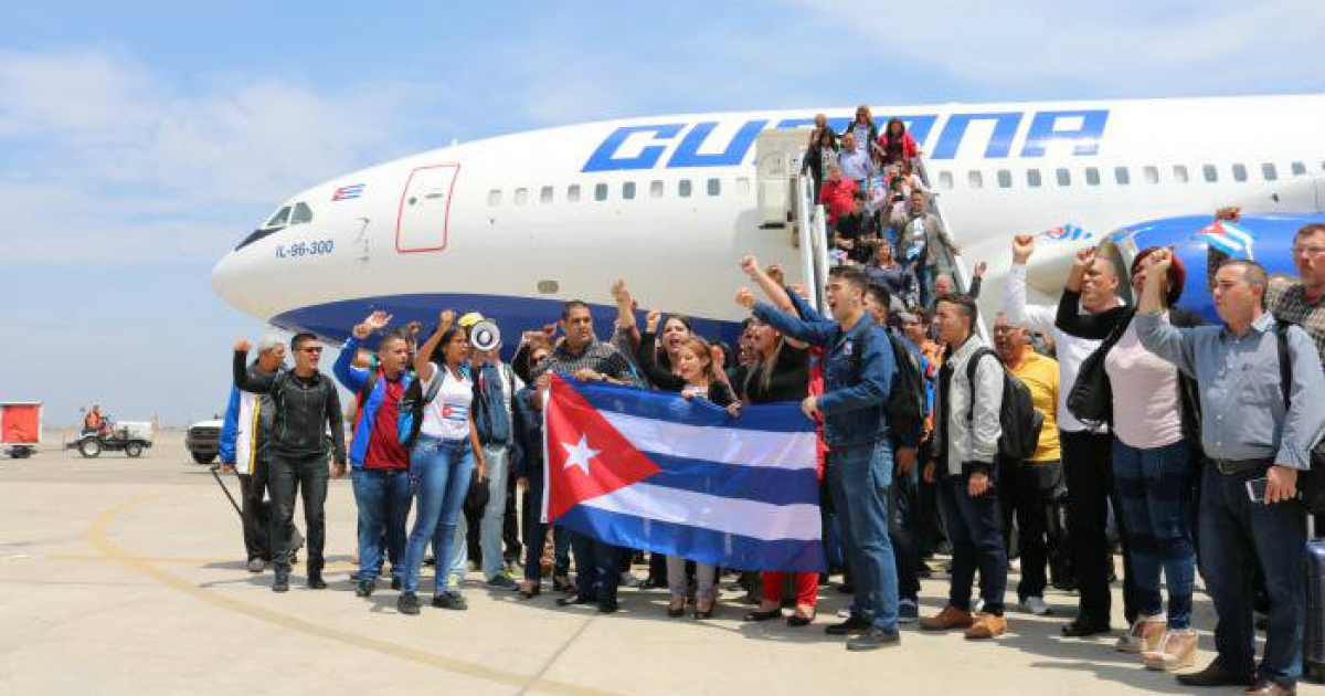Miembros de la delegación cubana tras bajar del avión Cubana de Aviación © Granma