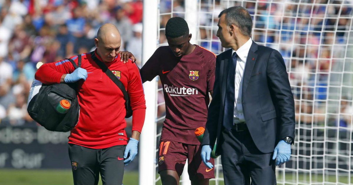 Ousmane Dembelé acompañado por los médicos del Barça © Miguel Ruiz / FCB