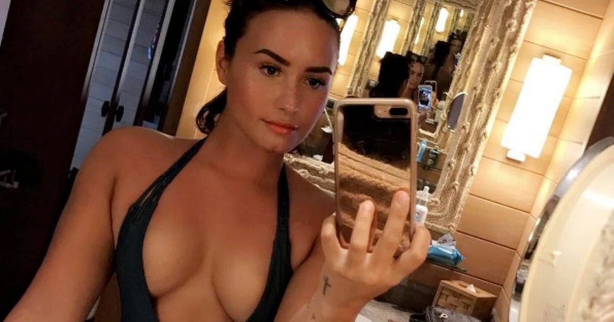 La cantante Demi Lovato marcando un escotazo de vértigo © Instagram / Demi Lovato