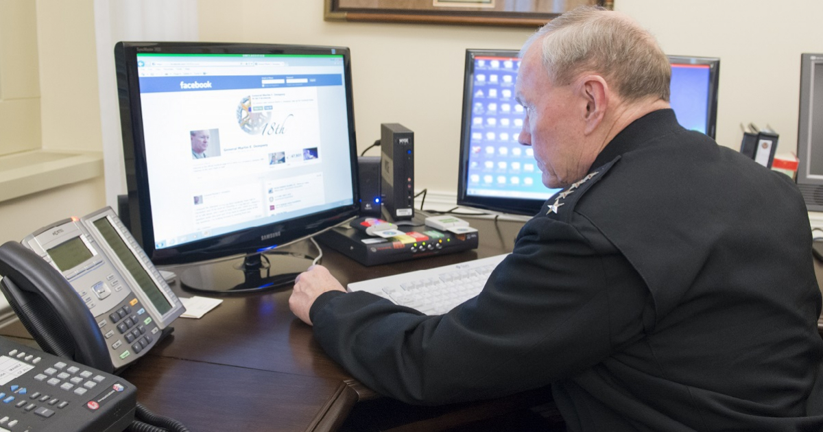 General de EEUU, mirando Facebook. © U.S. Defense Department /MC2 Daniel Hinton/Released