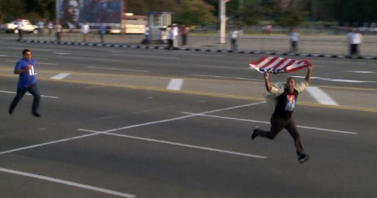 Disidente Daniel Llorente Miranda corriendo con la bandera de Estados Unidos © CiberCuba