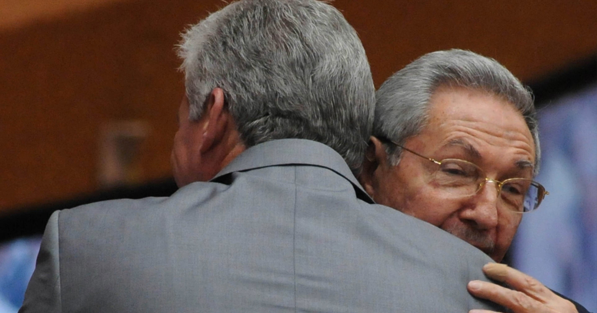 Raúl Castro se abraza de forma efusiva con su sucesor Díaz-Canel © Prensa Latina / Vladimir Molina