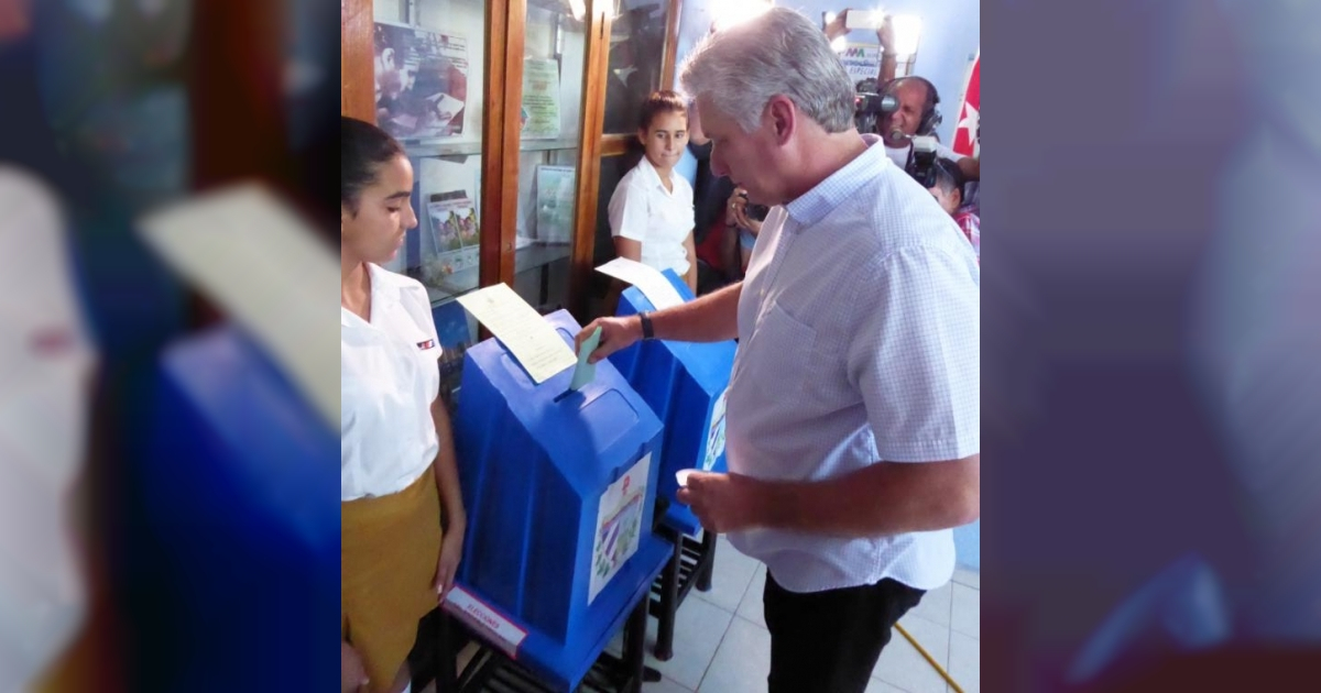 El primer vicepresidente de Cuba, Miguel Díaz-Canel, en el momento de votar © Granma / Freddy Pérez Cabrera