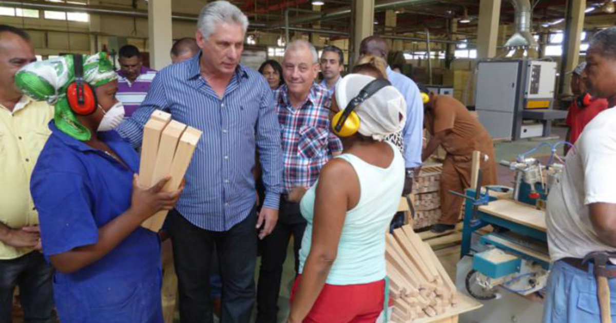 Díaz-Canel, número dos del Gobierno cubano, de visita en una industria. © Granma