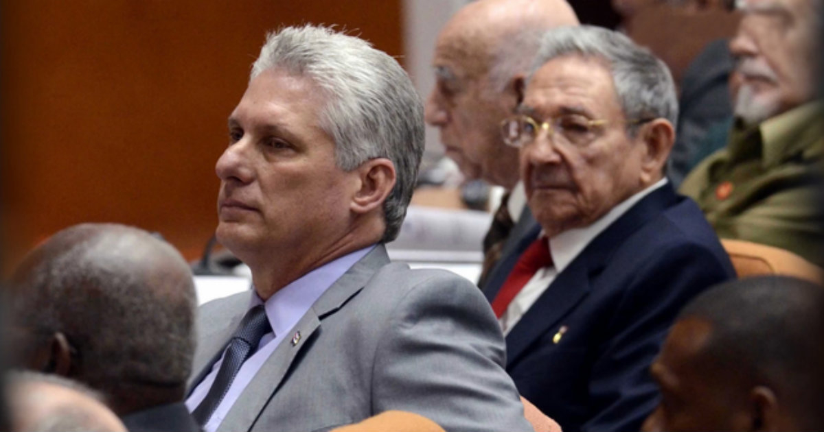 Díaz Canel, junto a Raúl Castro, en el Parlamento cubano. © CiberCuba.