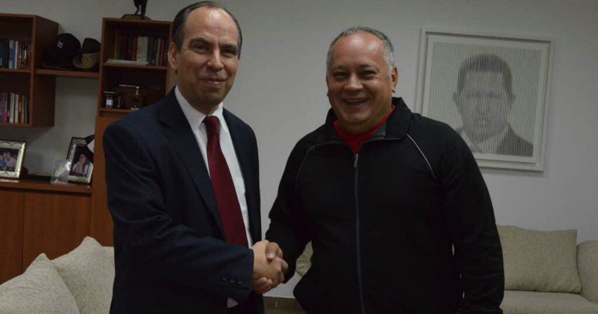 Diosdado Cabello (d), junto al embajador cubano en Venezuela, Rogelio Polanco. © Dosdado Cabello / Twitter
