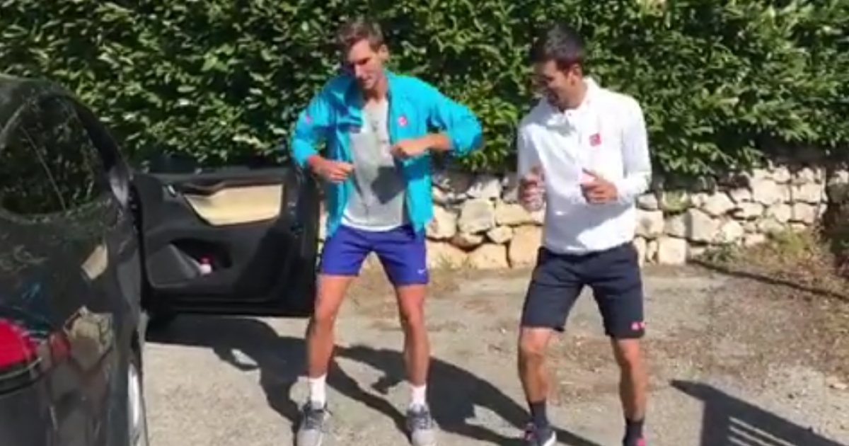 El tenista serbio bailando "Despacito" junto a un amigo © Instagram