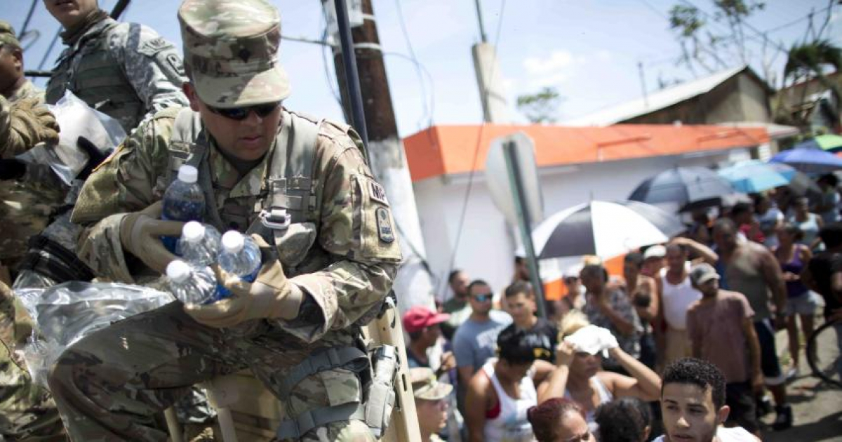 Militares entregan agua en calles de Puerto Rico © Xavier J. Araújo Berríos/El Nuevo Dia