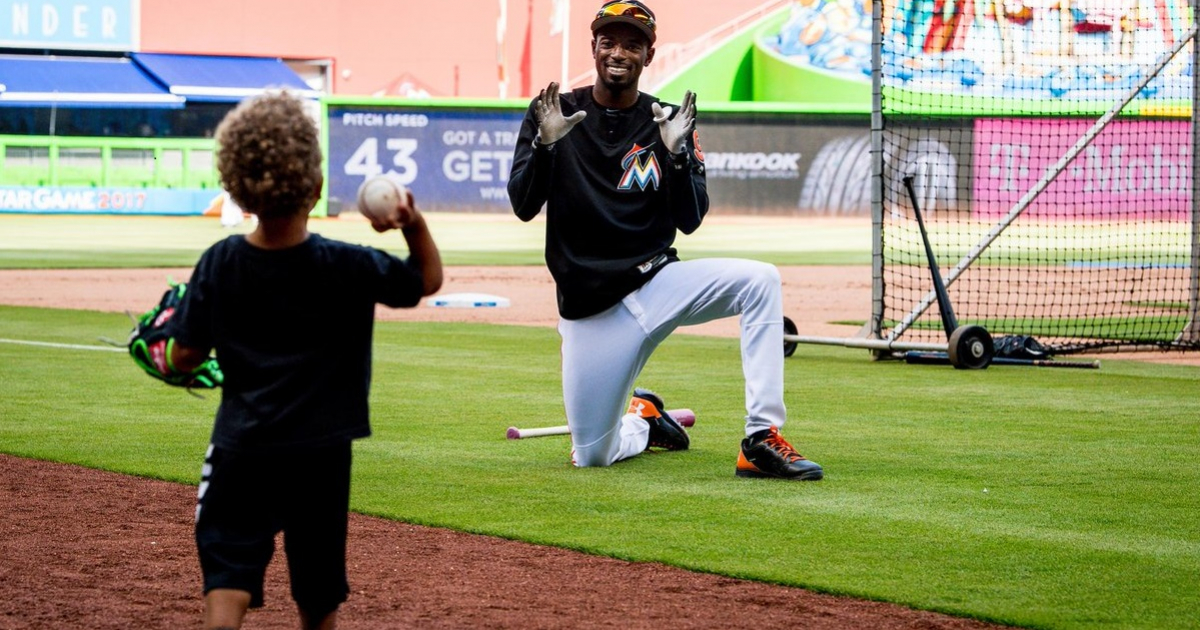 Dee Gordon y un niño © @Marlins