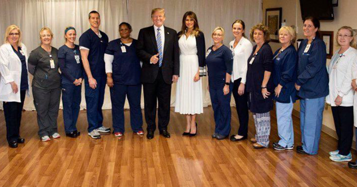 Donald Trump y Melania Trump durante la visita al hospital en Florida © Donald J. Trump / Facebook