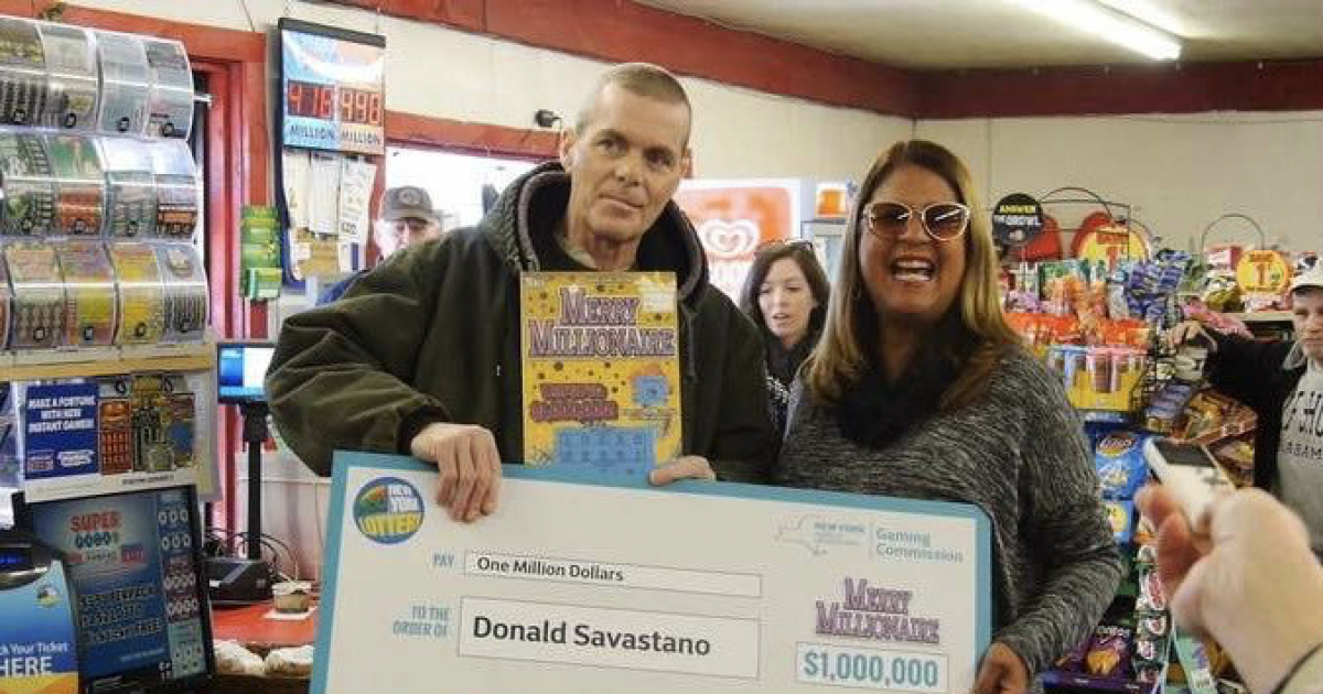 Donald Savastano tras ganar el "raspadito" en Nueva York © Twitter / @AmandaPittsTV