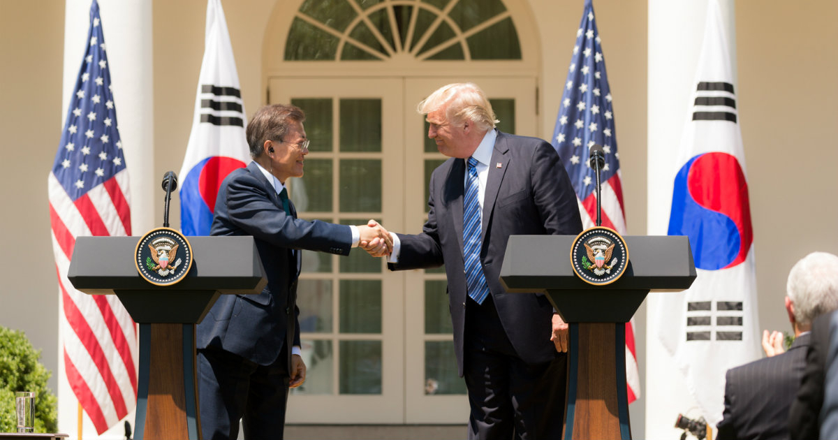 El presidente de Corea del Sur, Moon Jae-in, estrecha la mano a Donald Trump © Wikimedia Commons