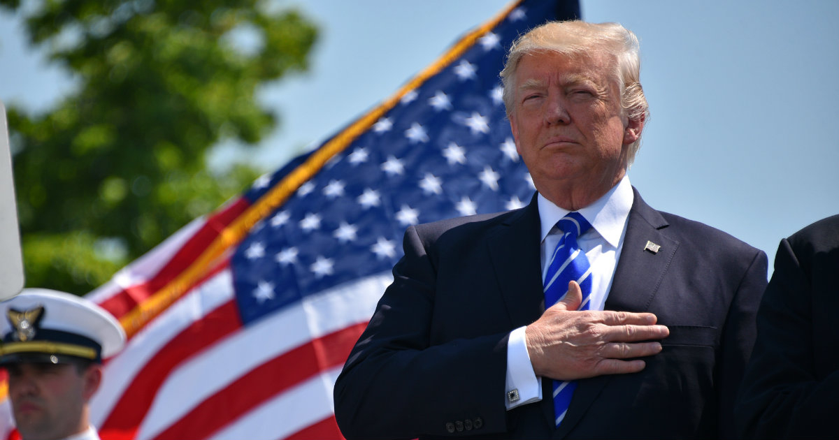 El presidente Trump llevándose la mano al corazón en un gesto patriótico © Coast Guard Compass