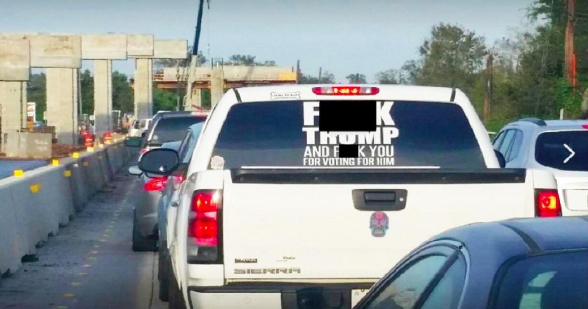 Camioneta con letrero de "F*** You Trump" © Troy E. Nehls/Facebook